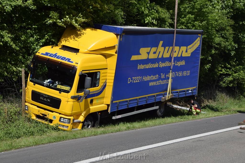 LKW in Boeschung A 3 Rich Frankfurt Hoehe Roesrath Lohmar P156.JPG - Miklos Laubert